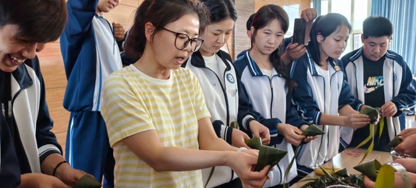 师生同心粽是情  民族团结一家亲
